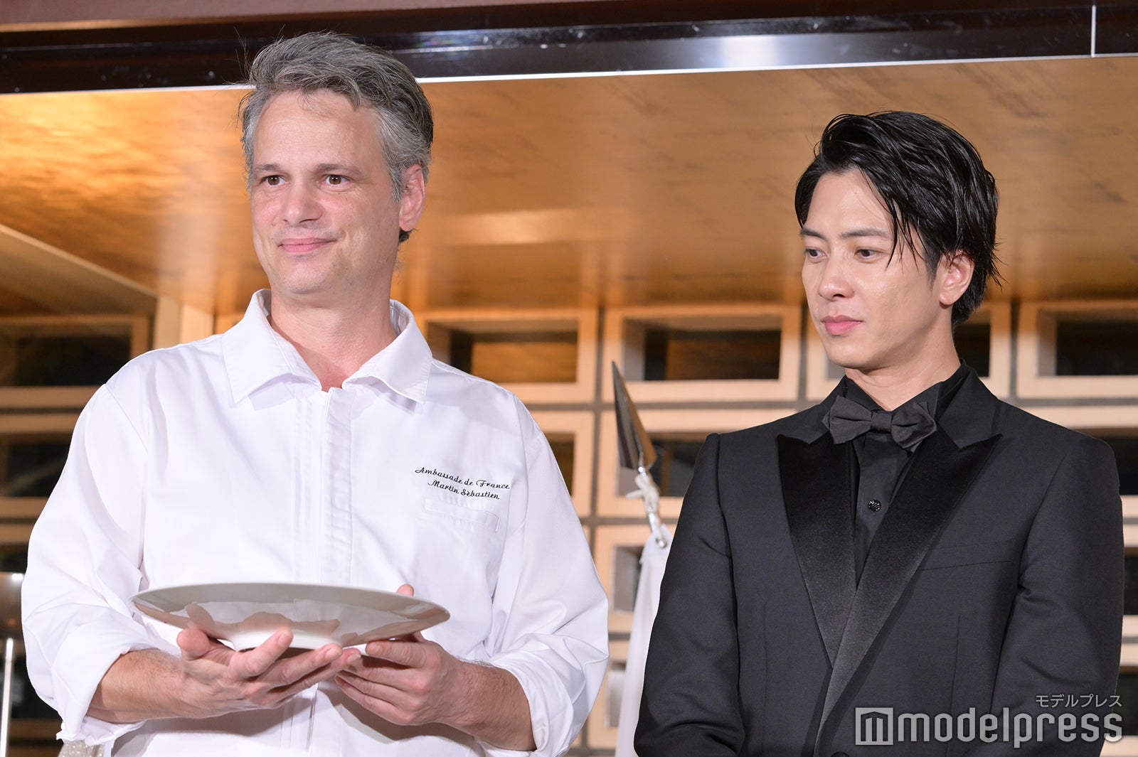 コラボメニューを見つめる山下智久（C）モデルプレス