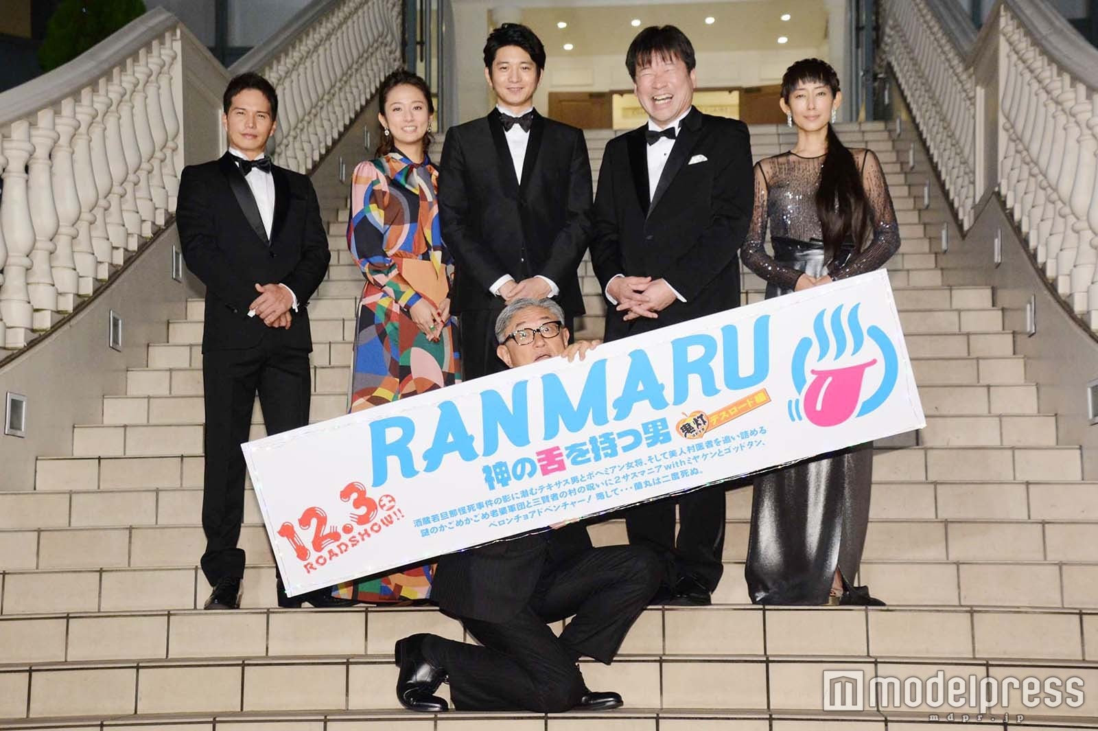 （前列）堤幸彦監督（後列左から）市原隼人、木村文乃、向井理、佐藤二朗、木村多江 （C）モデルプレス