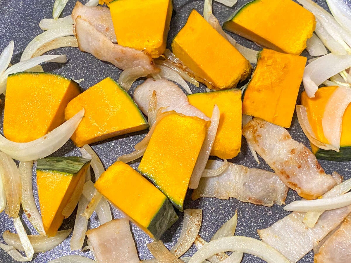 かぼちゃも加えてさっと炒め合わせる。