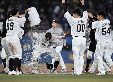 ロッテがサヨナラ勝ち！パの全勝決める 延長10回、佐藤が劇打