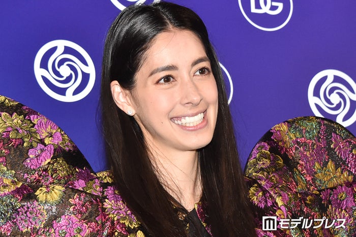 森泉、豪華な広々別荘で愛犬と2ショット「ホテルみたい」「おしゃれ」と反響続々