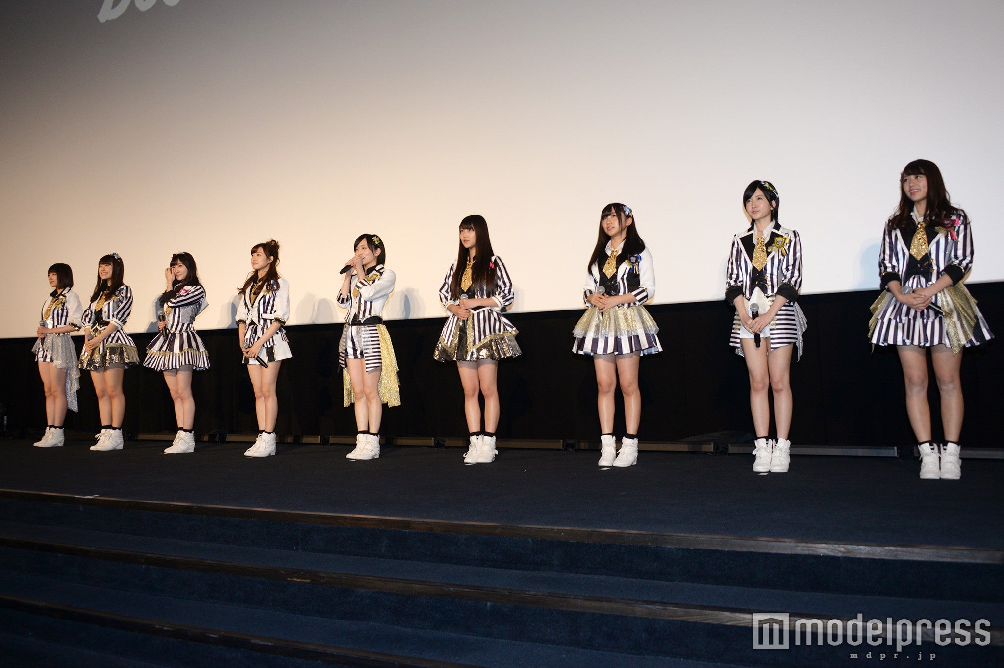 （左から）太田夢莉、渋谷凪咲、矢倉楓子、渡辺美優紀、山本彩、白間美瑠。薮下柊、須藤凜々花、沖田彩華（C）モデルプレス