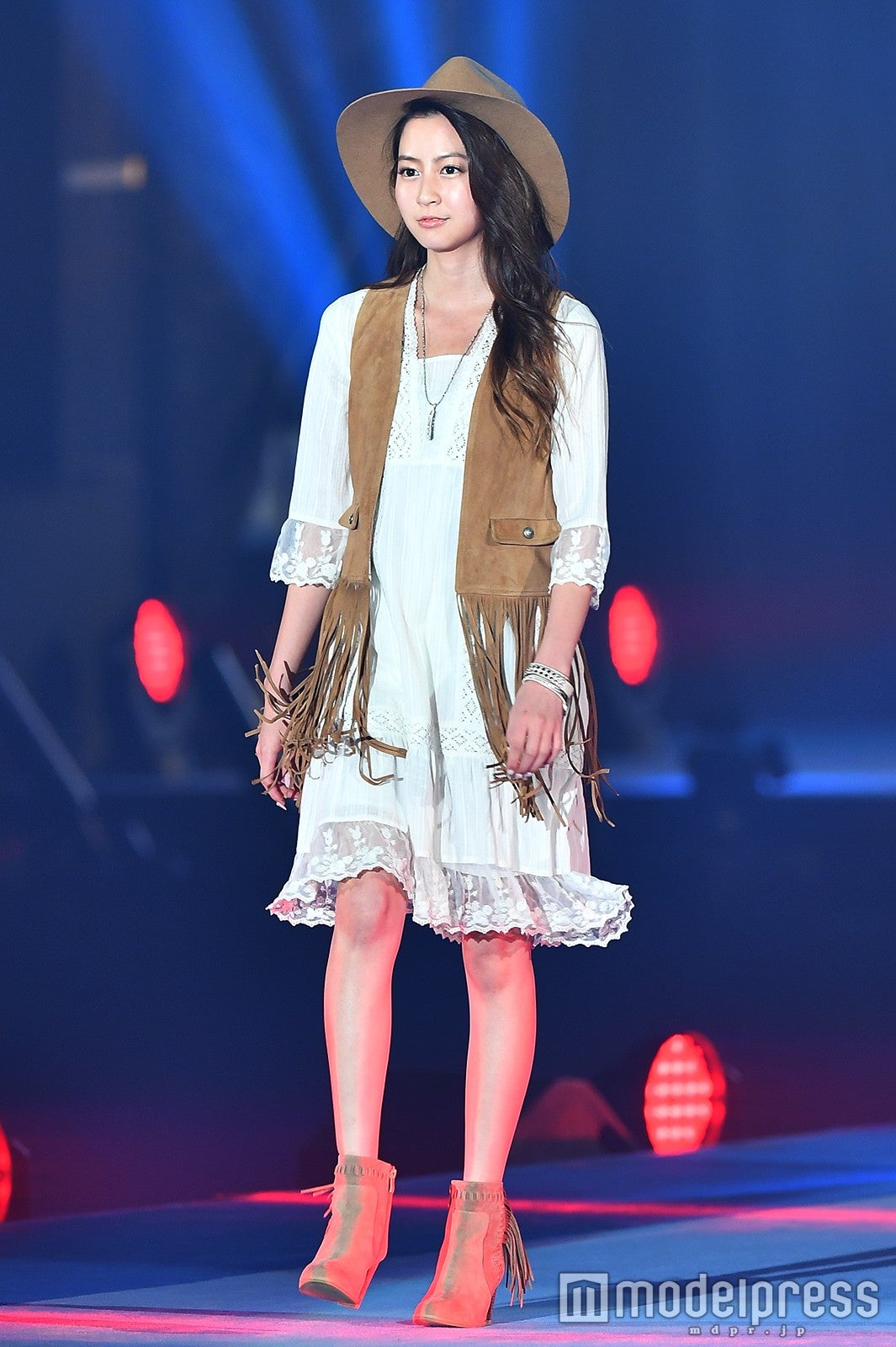 河北麻友子、ウェスタン風ワンピでスラリ美脚　キュートなランウェイに歓声＜GirlsAward 2016 S／S＞