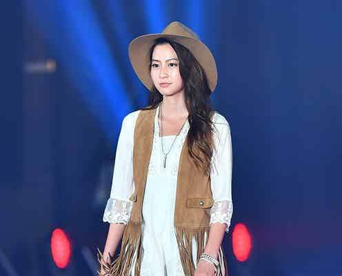 河北麻友子、ウェスタン風ワンピでスラリ美脚 キュートなランウェイに歓声<GirlsAward 2016 S/S>
