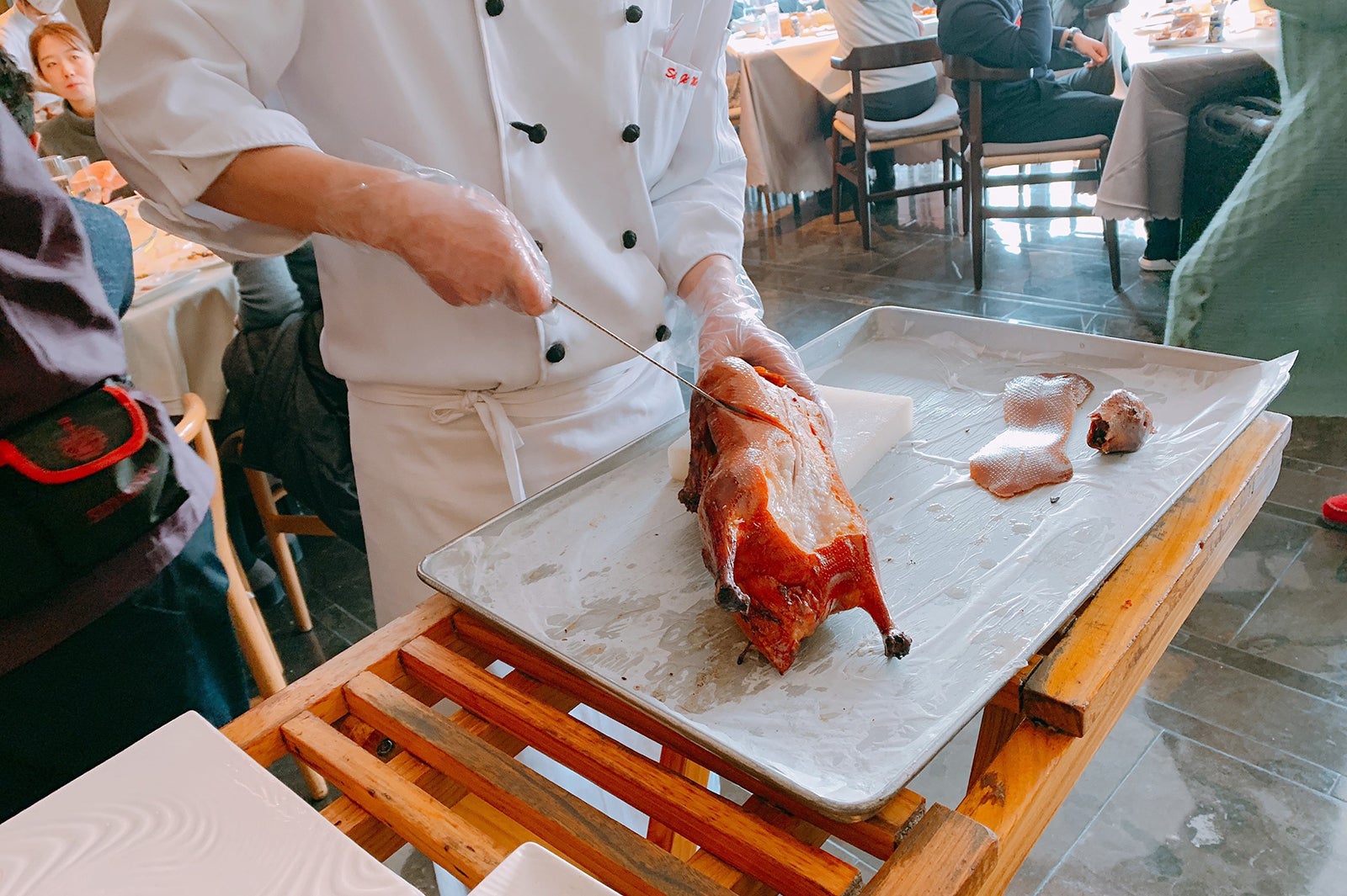 焼き立ての北京ダックを目の前でさばいてくれる（提供写真）