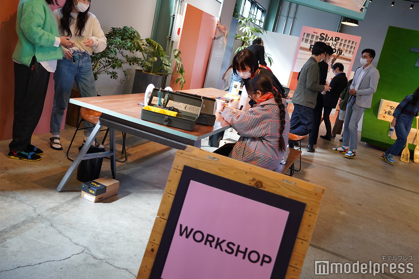 廃材ストラップを使ったオリジナルキーチェーンが作れるワークショップの様子（C）モデルプレス