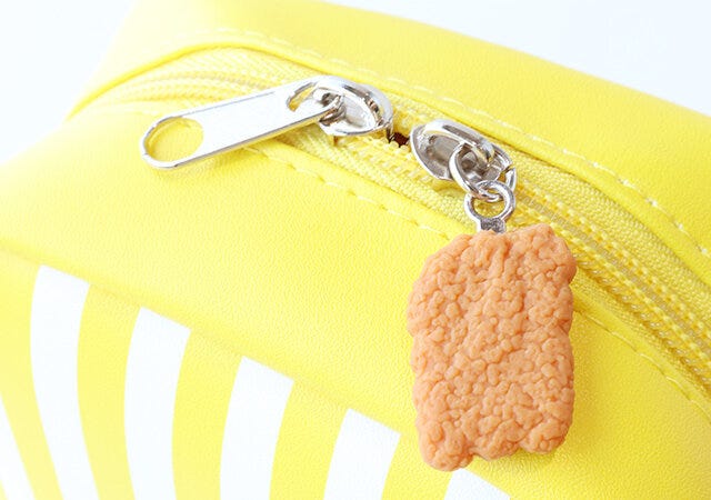 ムック本　ムック　付録　人気　おすすめ　オススメ　宝島社　宝島　レビュー　便利　優秀　当たり　最高　2023　ファミリーマート　ファミマ　ファミチキ　ポーチ　チャーム　ファスナー