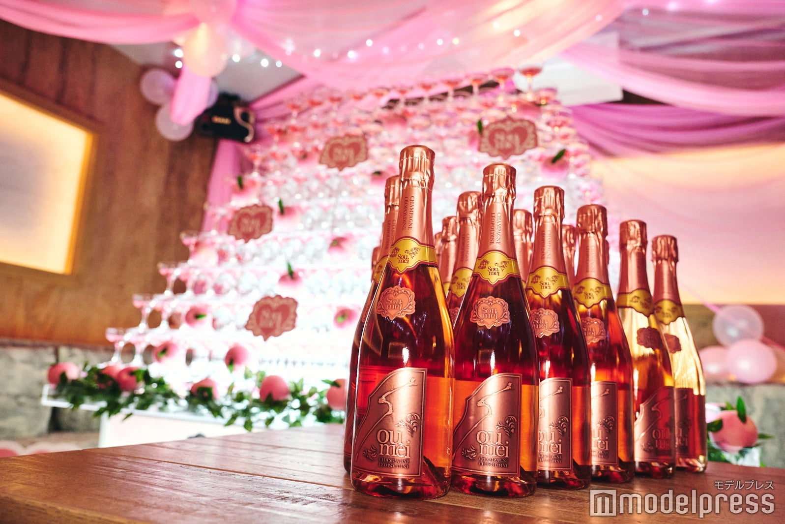 桃色カラーが映える店内（C）モデルプレス