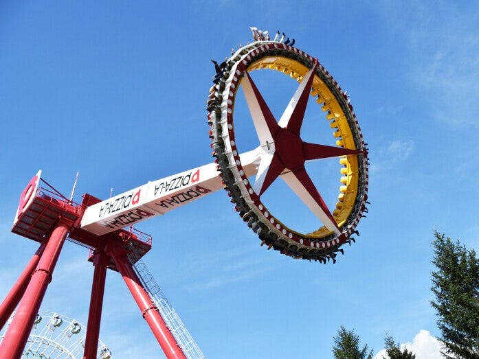 大きなフリスビーのようなライドが回転しながら振り子のように大きく行ったり来たりする絶叫系アトラクション「トンデミーナ」