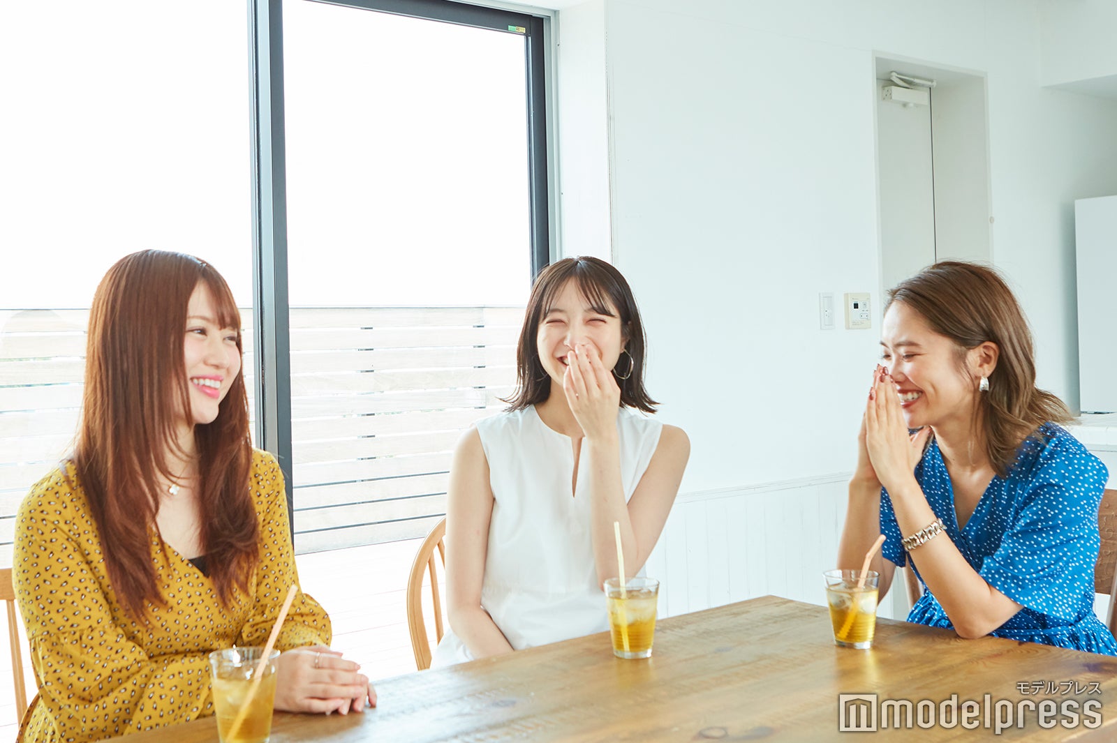 海外旅行保険について知れてよかったと話す3人（C）モデルプレス