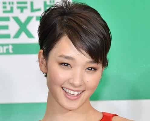 剛力彩芽、赤ドレスで大人の魅力披露
