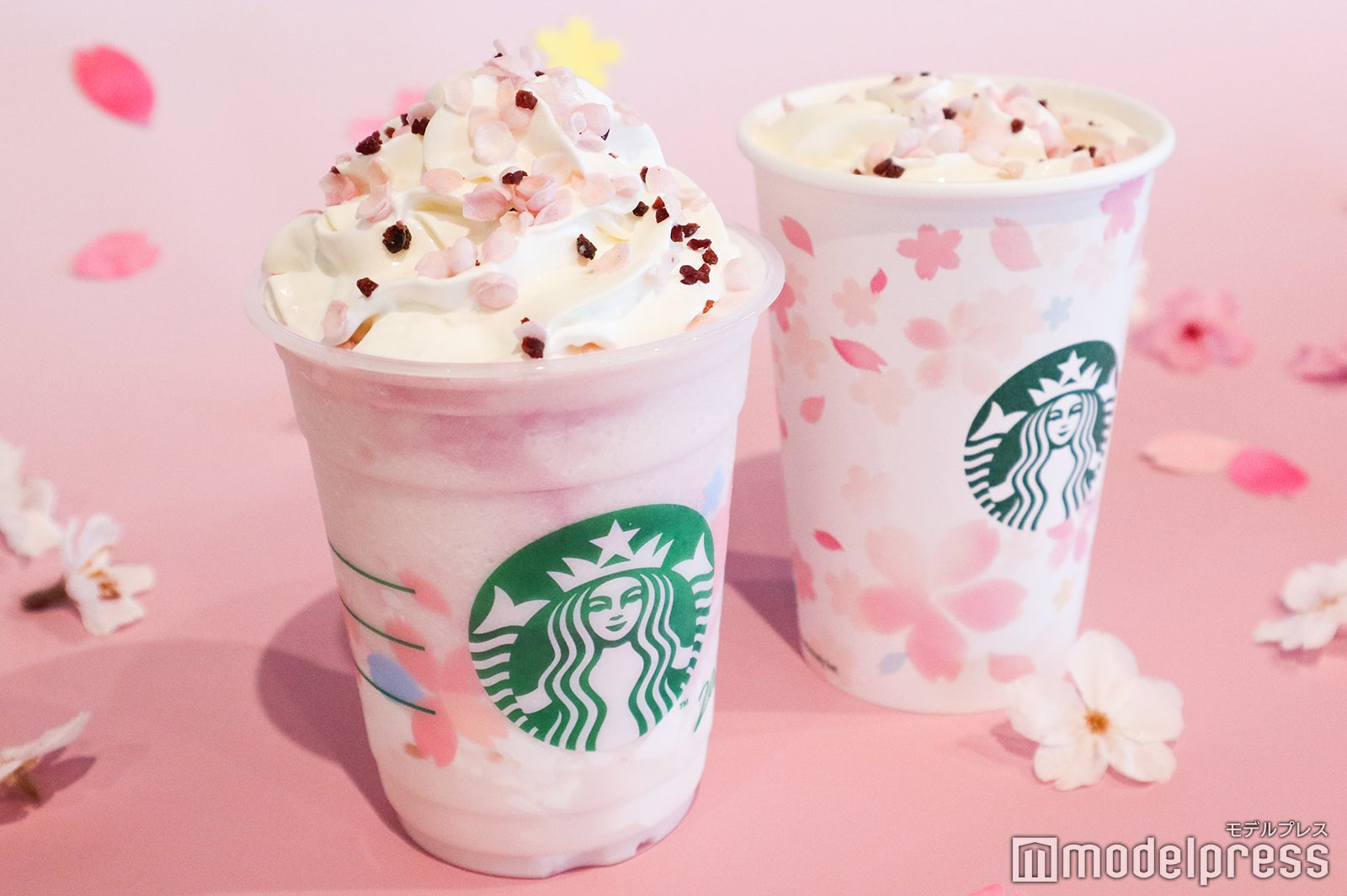 （左から）さくら ミルクプリン フラペチーノ、さくら ミルク ラテ（C）モデルプレス