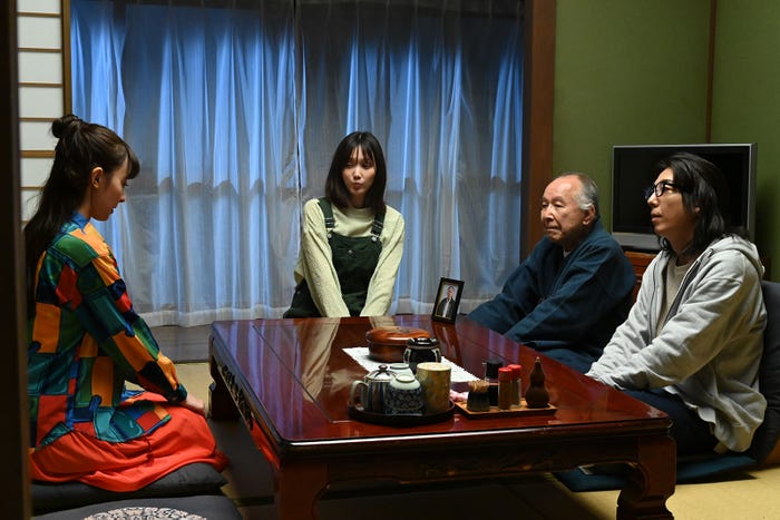 宮本茉由、本田翼、橋爪功、高橋一生「6秒間の軌跡~花火師・望月星太郎の2番目の憂鬱」第6話より(C)テレビ朝日