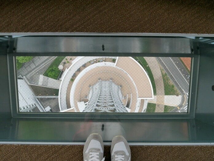 29階にはガラス張りの床面が設けられていて下が見えるようになっています（2022年9月1日撮影）