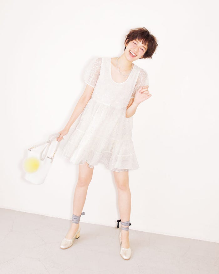 フェアリーワンピを着こなした佐藤栞里/画像提供:主婦と生活社