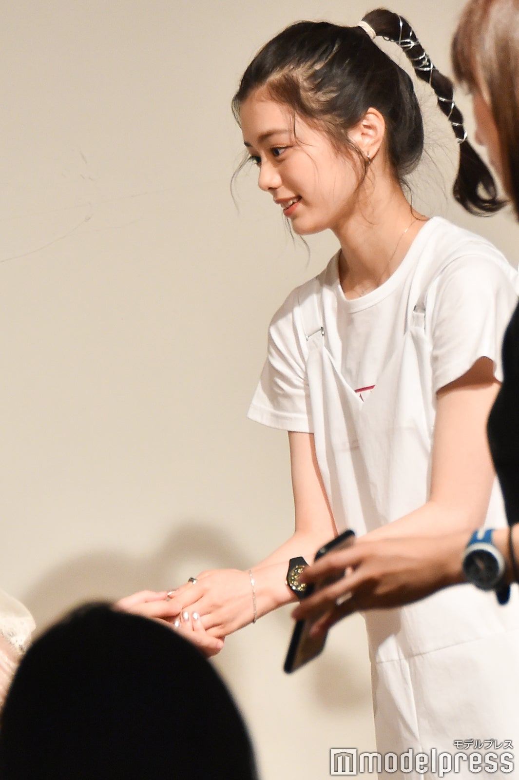 トーク後に2ショット撮影＆握手会を実施／紺野彩夏ファンミーティング「HAPPY AYAKA DAY GIRLS FESTIVAL」の様子 （C）モデルプレス