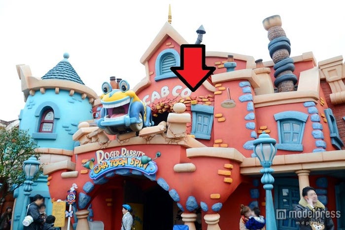 車の横のタイルに注目