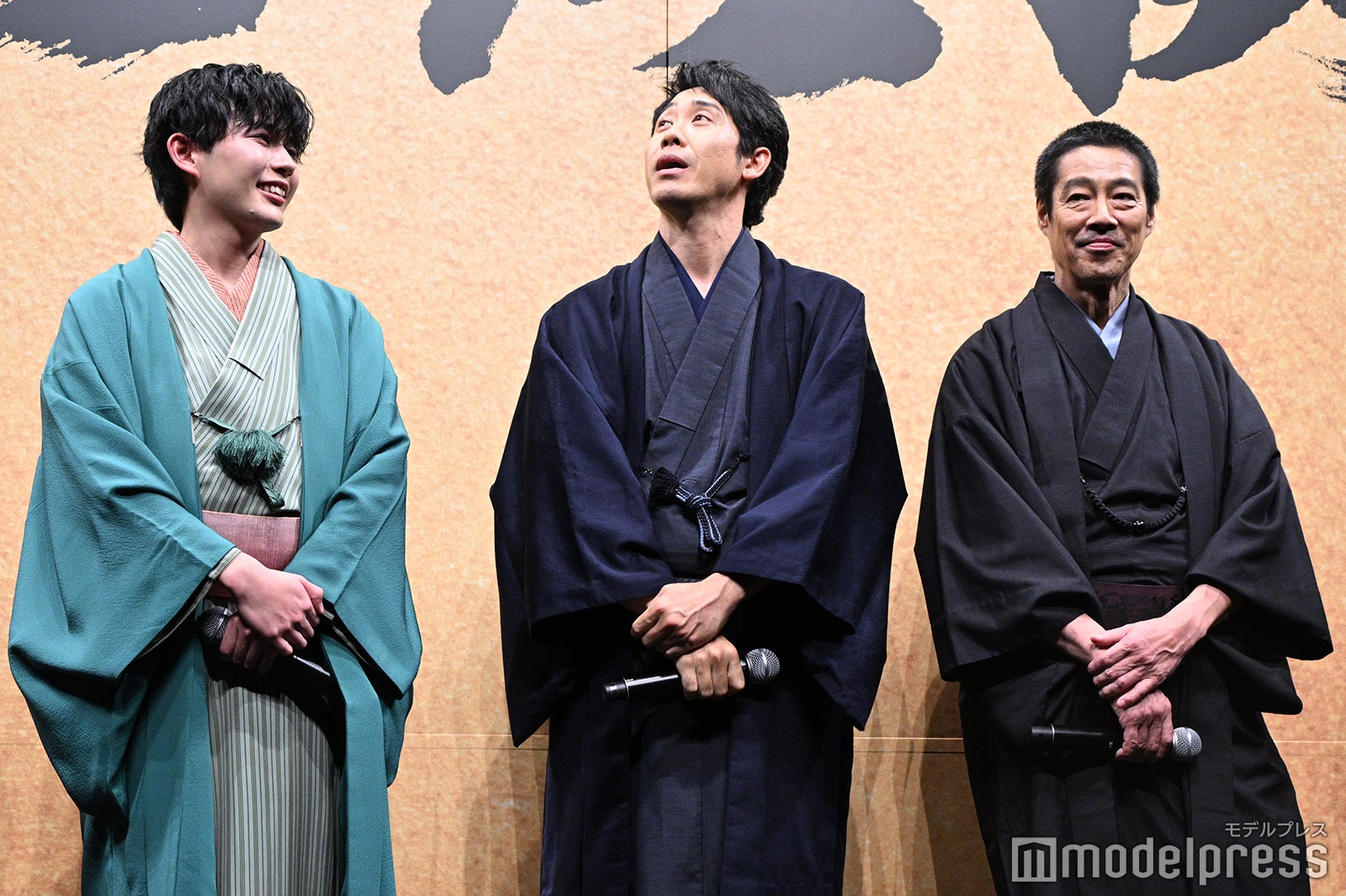 柄本明がひとつも笑ってくれないため天を仰ぐ大泉洋とそれを見て笑う長尾謙杜＆堤真一（C）モデルプレス