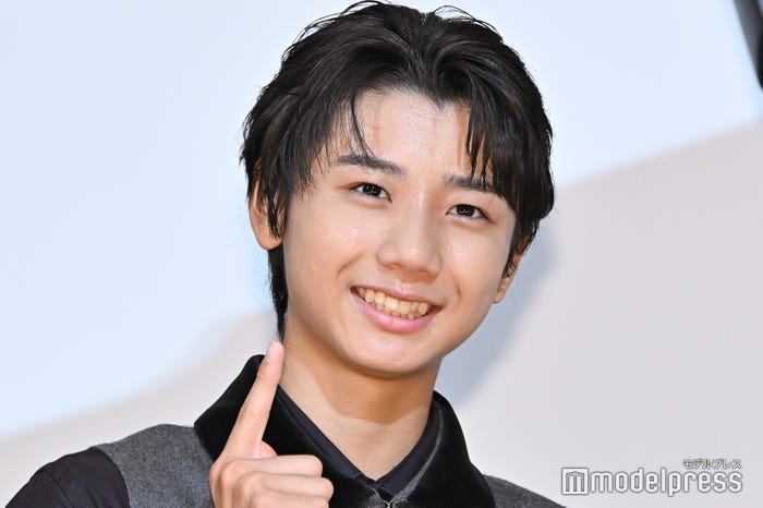 笑顔でポーズを決める羽村仁成(C)モデルプレス