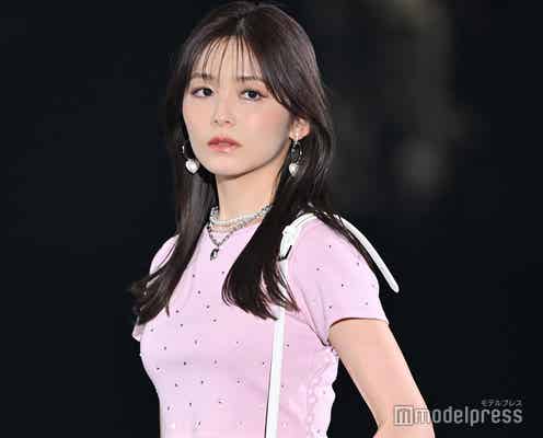 久間田琳加、ミニスカで大胆美脚 しっかりアイメイクで大人っぽく【GirlsAward 2024 S/S】