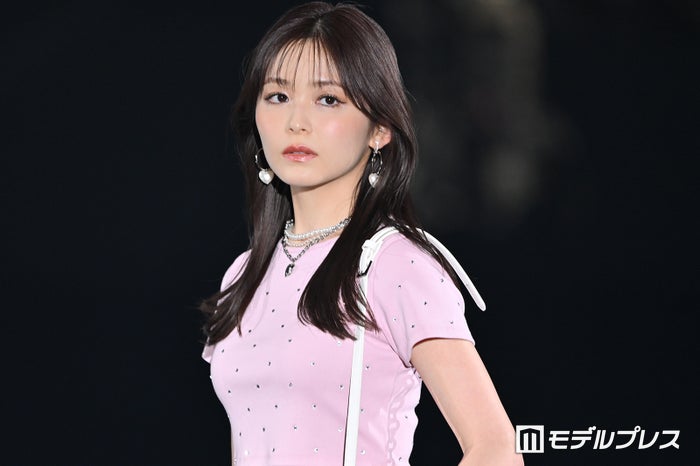 久間田琳加、ミニスカで大胆美脚 しっかりアイメイクで大人っぽく【GirlsAward 2024 S／S】