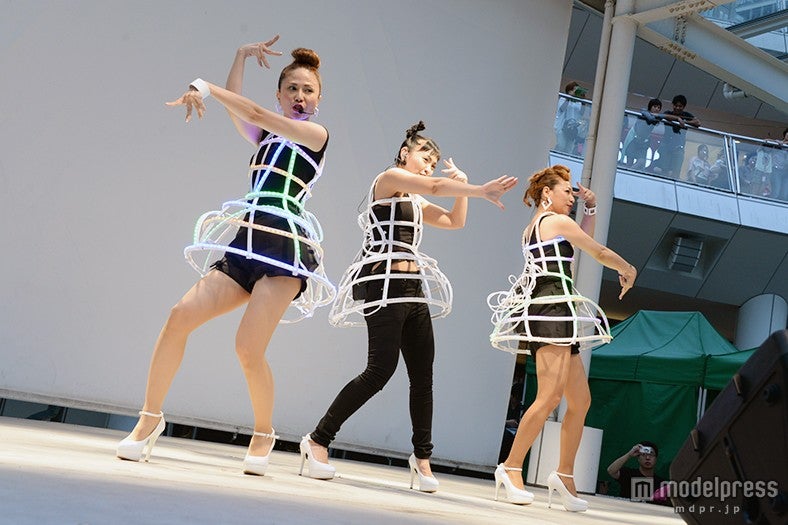 息の合ったパフォーマンスを繰り広げ、ファン熱狂