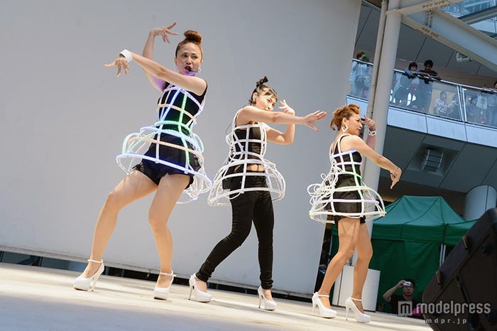 息の合ったパフォーマンスを繰り広げ、ファン熱狂