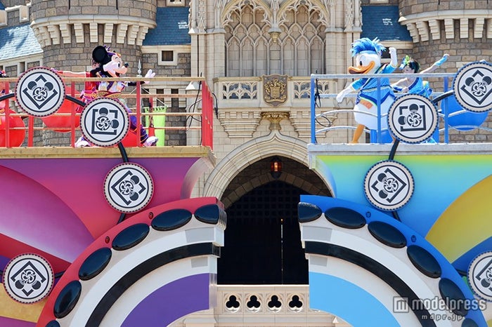 速報 ディズニーの夏開幕 新 びしょ濡れ ショー初お披露目 シンデレラ城に水柱が吹き上がる モデルプレス