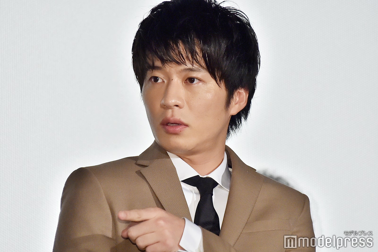 ライブビューイングのカメラ位置をチェックする田中圭（C）モデルプレス