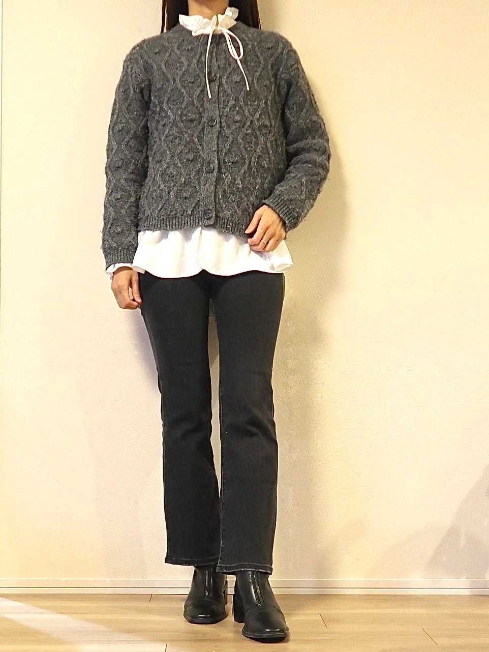 首もとからのぞく小さなフリルがレイヤード時のアクセントに