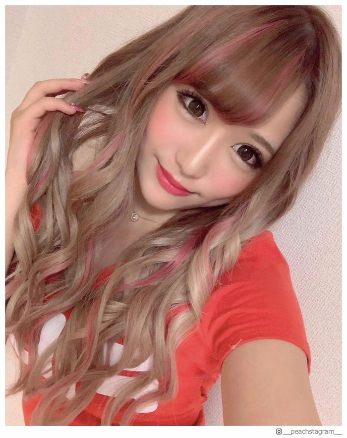 次世代ギャル 伊藤桃々 ピンクメッシュヘアにイメチェン 可愛すぎ 真似したい と絶賛の声 モデルプレス