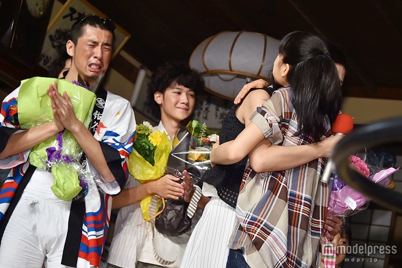 熱い抱擁を交わす清水富美加（左）、土屋太鳳