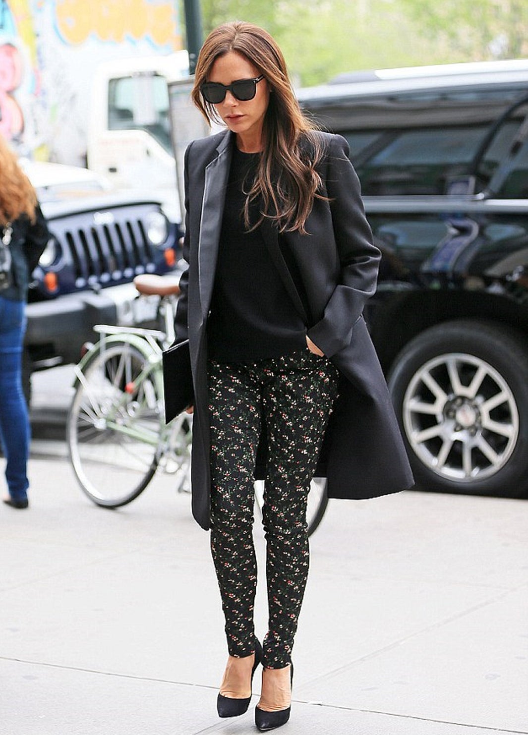 小花柄のスキニーパンツ（C）TOPLOG