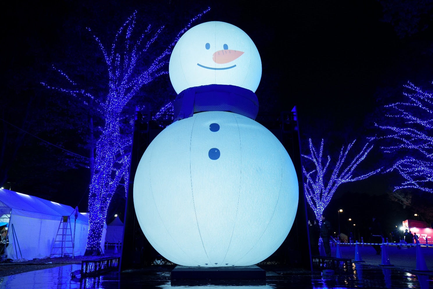 渋谷で幻想的な“青の世界”に浸る「青の洞窟 SHIBUYA」巨大雪だるまの新