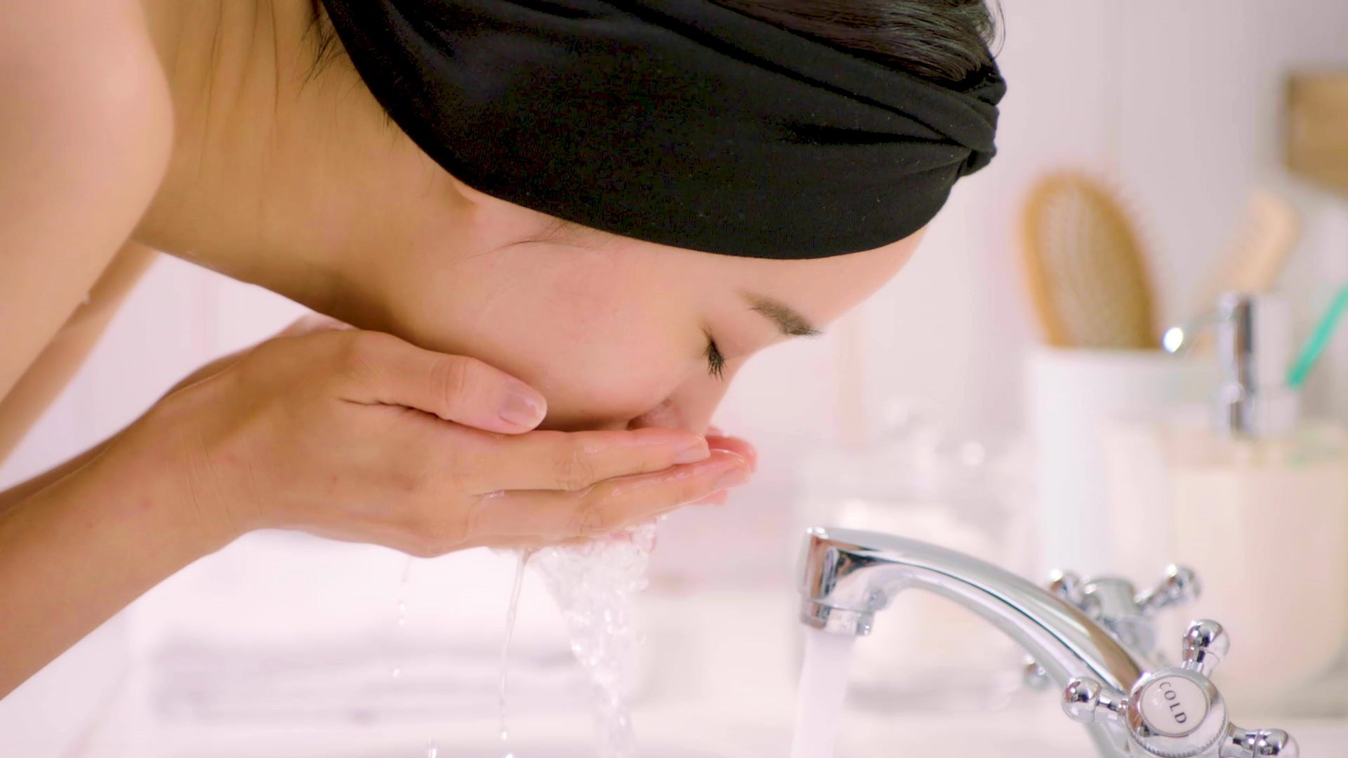 丁寧な洗顔で毛穴汚れにアプローチ