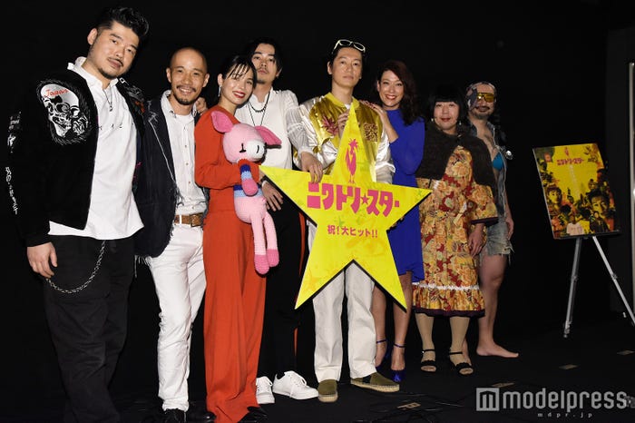 (左から)かなた狼監督、ペロンヤス、紗羅マリー、成田凌、井浦新、LiLiCo、シャック、マグナム弾吉 (C)モデルプレス