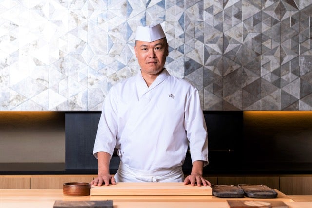 「鮨 銀座おのでら フォーシーズンズホテル京都店」久保卓弥料理長／提供画像