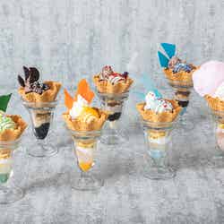 (最奥左から)死柄木弔の敵(ヴィラン)パフェ/トガヒミコの敵(ヴィラン)パフェ/荼毘の敵(ヴィラン)パフェ
(手前左から)緑谷出久のヒーローパフェ/爆豪勝己のヒーローパフェ/轟焦凍のヒーローパフェ/麗日お茶子のヒーローパフェ各1,490円(税込)(C)堀越耕平/集英社