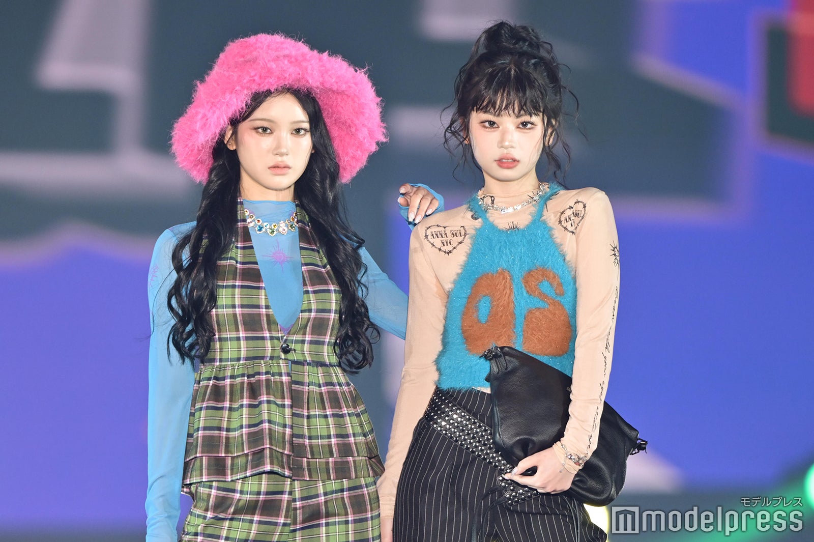 ME:I・MIU（櫻井美羽）＆RINON（村上璃杏）、ペアランウェイで堂々ポージング 当日に急遽メンバー変更【ガルアワ2025AW】