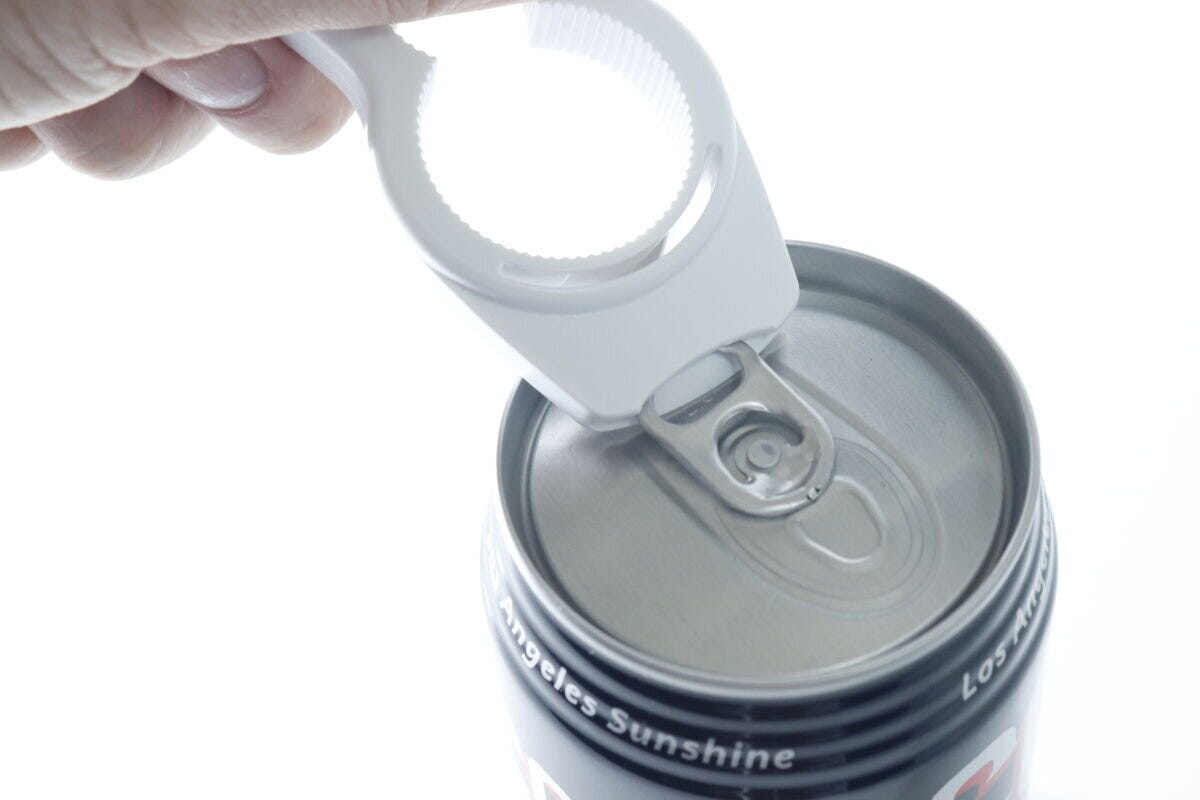 4WAYキャップオープナーで缶のプルタブを引き上げている様子