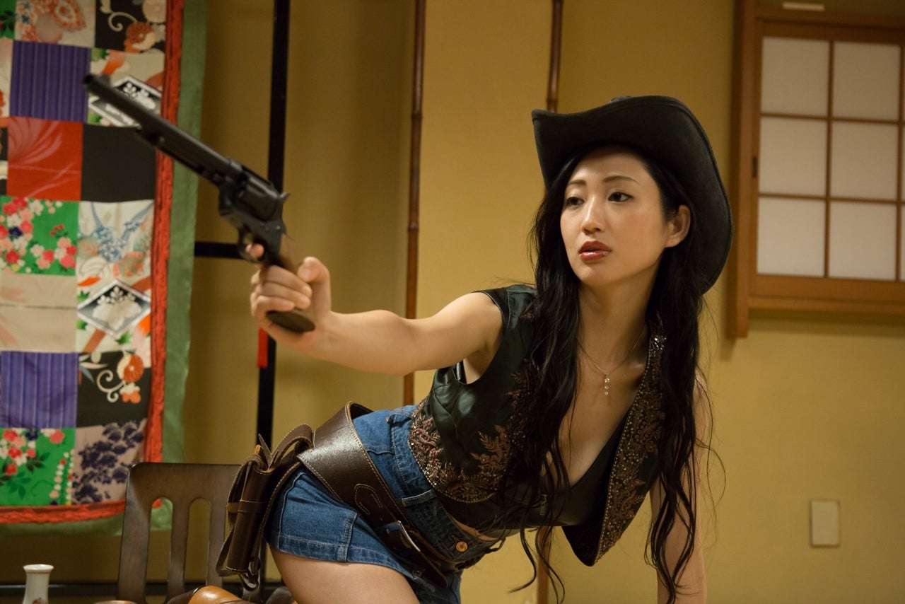 壇蜜、美バスト強調谷間くっきりのセクシーカウガール＜フリンジマン～愛人の作り方教えます～＞