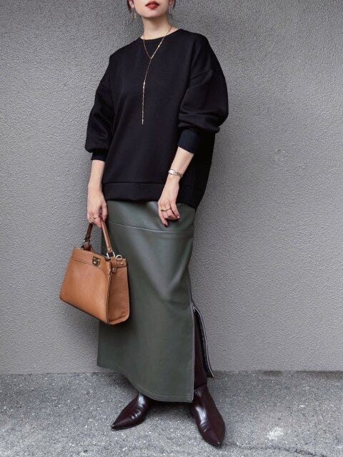 好バランスコーデ 2025秋レザースカート好バランスコーデ