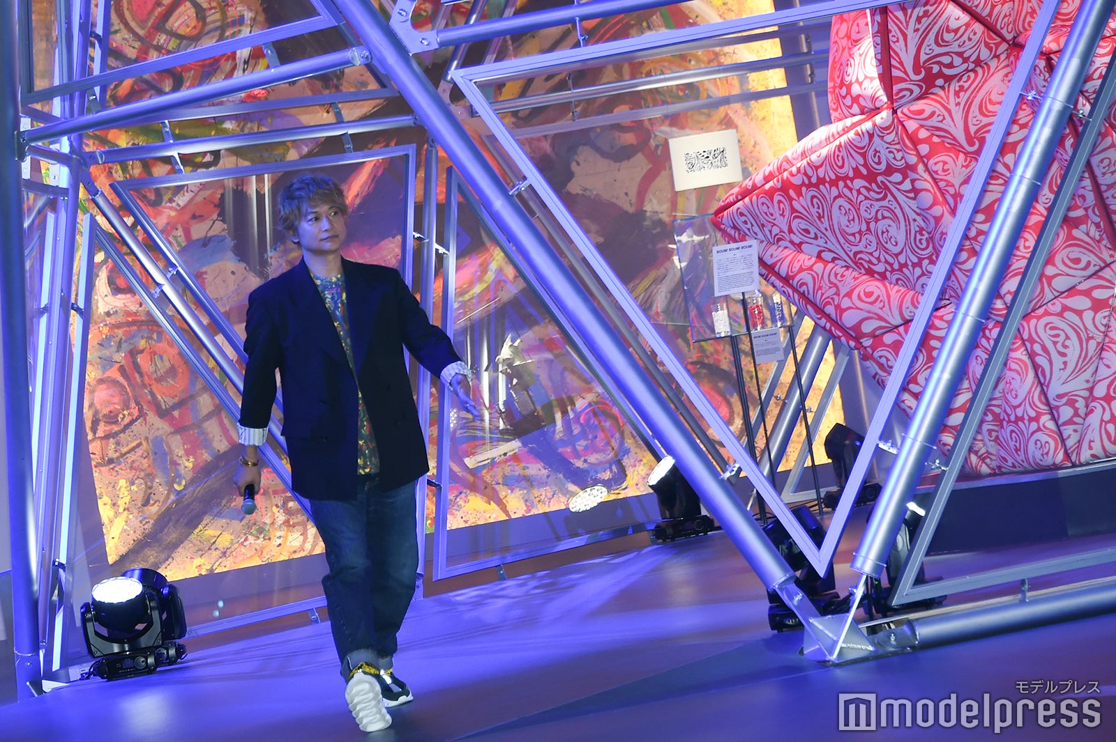 オブジェの影から登場する香取慎吾 （C）モデルプレス