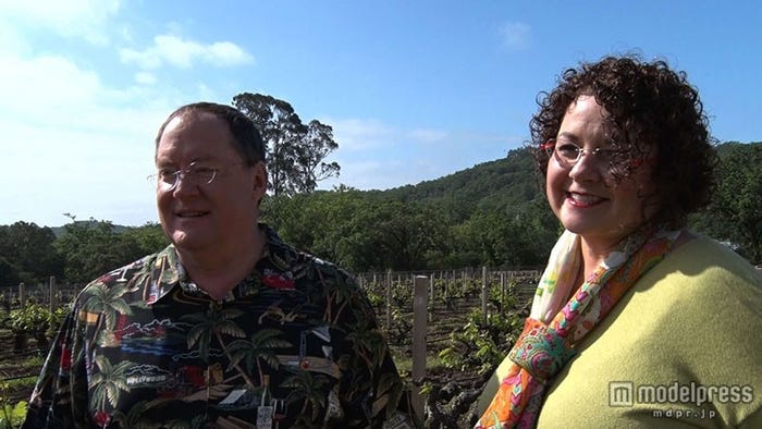 休日にくつろぐラセター夫妻