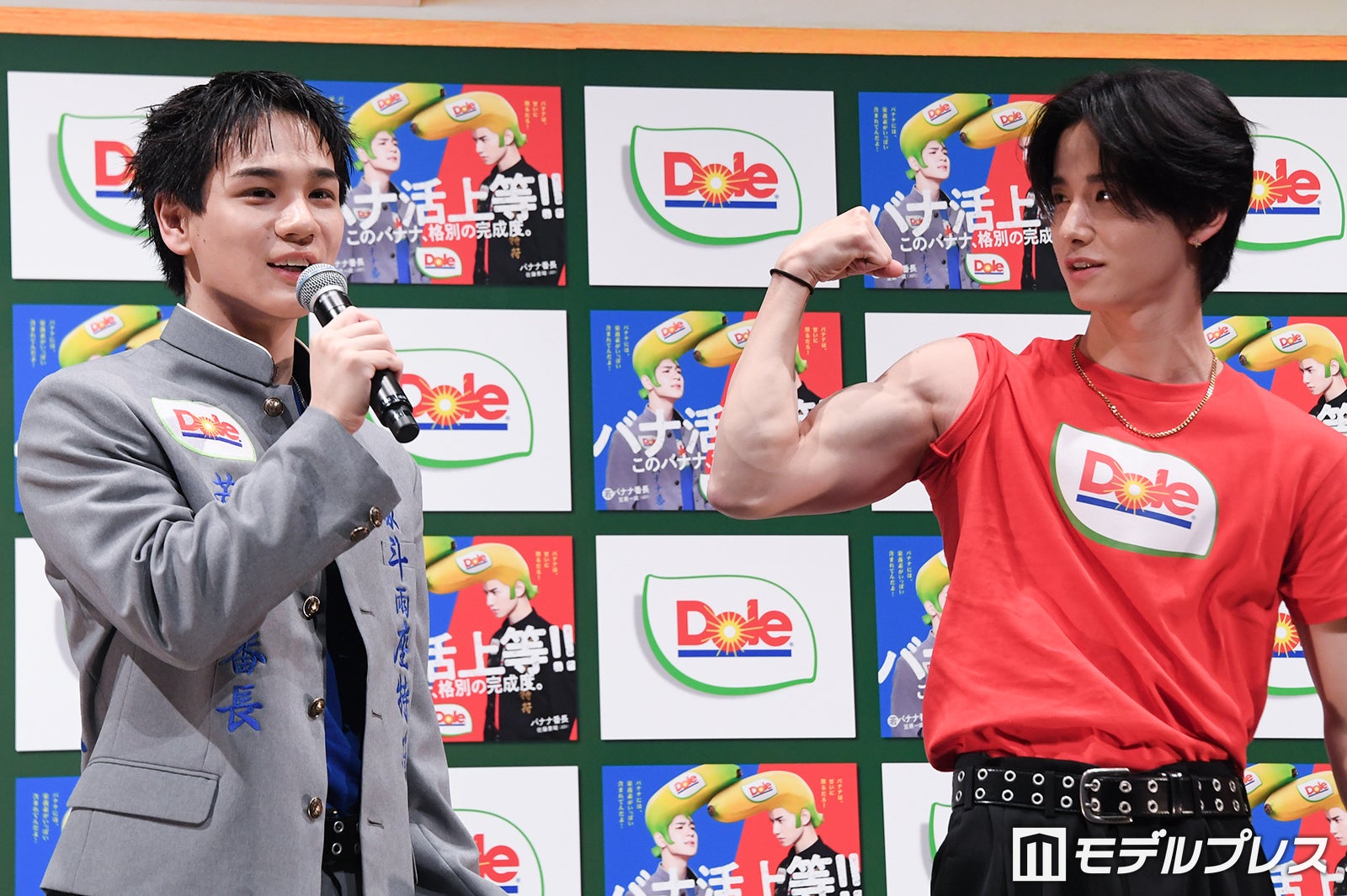 JO1佐藤景瑚、イベントで学ラン脱ぎ筋肉披露 豆原一成は憧れの眼差し「めっちゃかっこいいです」