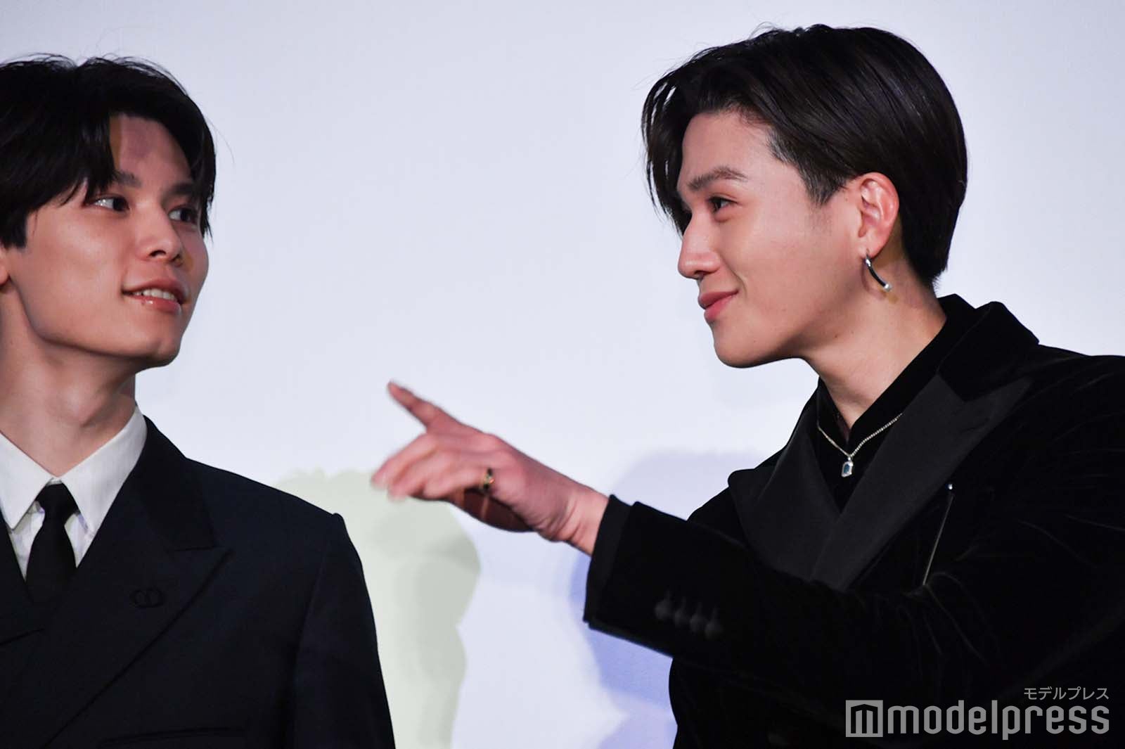 中継のカメラの位置を萩原利久に教える八木勇征（C）モデルプレス