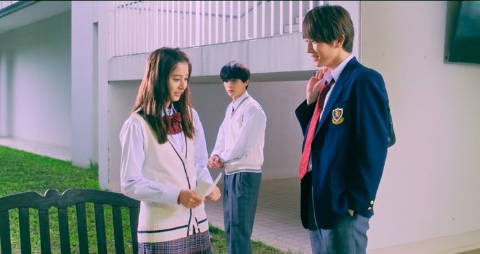 頼と昴から想いを寄せられる雫 (C)2018 白石ユキ・小学館/「あのコの、トリコ。」製作委員会