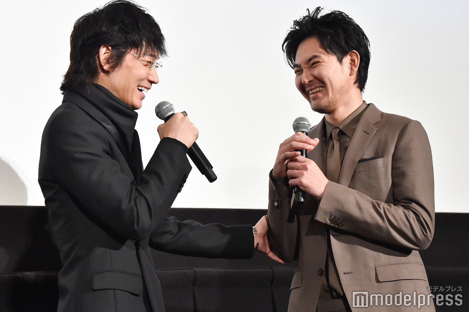 綾野剛、松田龍平 （C）モデルプレス