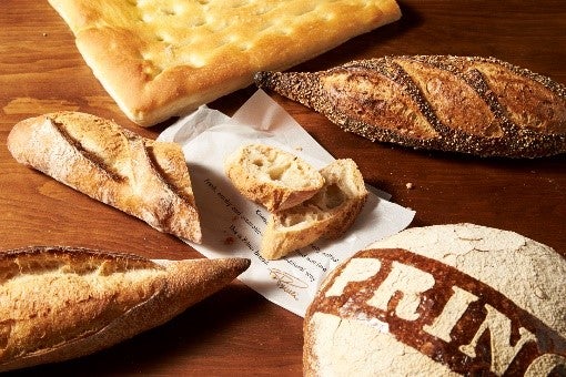 カポナータはスタッフおすすめのカットしたブレッドを一緒に提供／画像提供：スターバックス コーヒー ジャパン