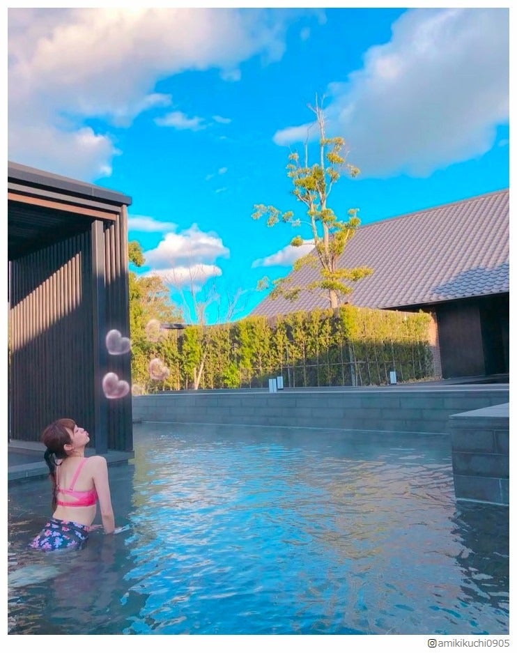 菊地亜美、夫とペアルック2ショットで正月旅行を報告　美背中あらわな水着ショットも公開